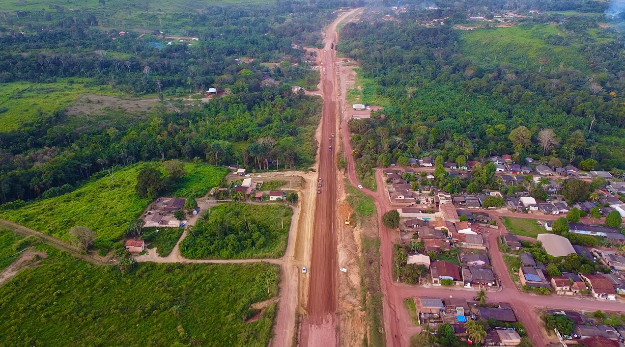 Obras emergenciais e de manutenção avançam na BR-230 e reforçam a trafegabilidade no Pará.